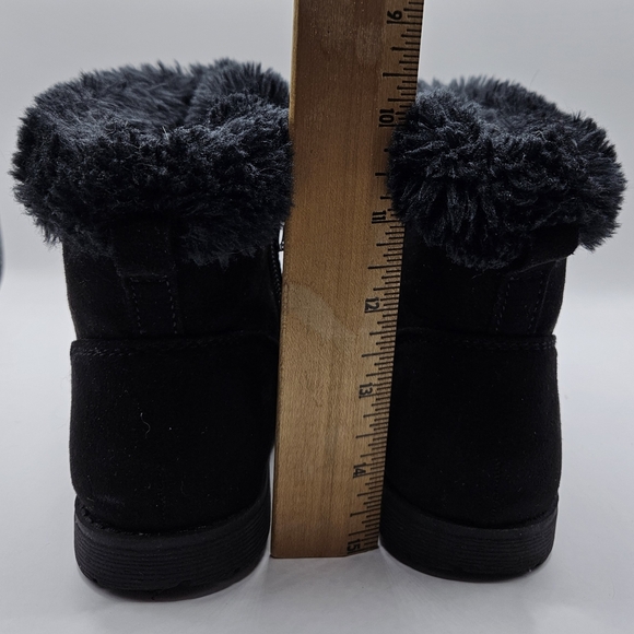 Cat & Jack, black, faux-fur lined, zip-up boots. Size 9 - Picture 4 of 10